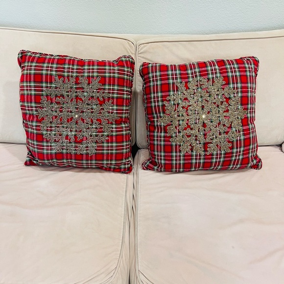 LOT TWO BEADED CHRISTMAS ACCENT THROW PILLOWS FOR DECORATING - Picture 2 of 6